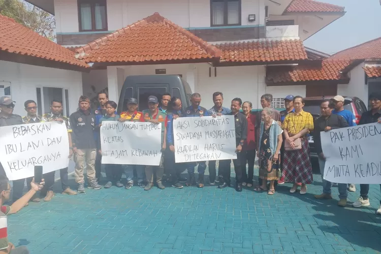 PUTUSAN SIDANG : Sejumlah LSM dan Ormas di Kota Pekalongan memberikan dukungan kepada Lanny Setyawati dan ketiga anaknya, atas putusan sidang yang dinilai tidak adil. (KONTENJATENG.COM/Arif Prayoga)