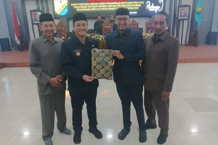 PERSETUJUAN : DPRD Kota Pekalongan menyetujui Rancangan Peraturan Daerah (Raperda) tentang pertanggungjawaban pelaksanaan APBD tahun anggaran 2023. (KONTENJATENG.COM/Arif Prayoga)