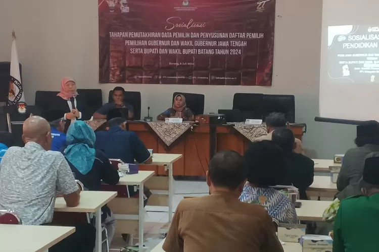 SOSIALISASI : KPU Kabupaten Batang gelar sosialisasi tahapan data pemilih dan penyusunan daftar pemilih dalam Pilkada 2024, di aula kantor KPU setempat. (KONTENJATENG.COM/Arif Prayoga)
