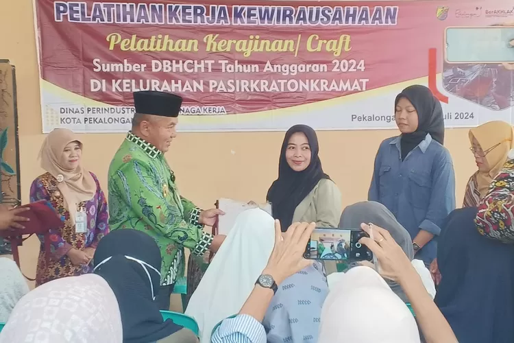 PELATIHAN : Wakil Wali Kota Pekalongan, H Salahudin saat membuka kegiatan pelatihan kewirausahaan di Kelurahan Pasirkratonkramat. (KONTENJATENG.COM/Arif Prayoga)