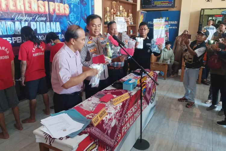NARKOBA : Satresnarkoba Polres Pekalongan Kota berhasil meringkus 8 tersangka kasus peredaran dan penggunaan narkoba serta psikotropika di Kota Pekalongan, dalam kurun waktu 3 bulan terakhir. (KONTENJATENG.COM/Arif Prayoga)