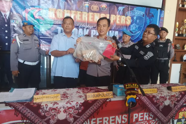 KEROYOK : Wakapolres Pekalongan Kota, Kompol Pujiono didampingi  Kasatreskrim Polres Pekalongan Kota AKP Yoyok Agus Waluyo, tunjukkan barang bukti saat gelar kasus pengeroyokan di Pekalongan Utara. (KONTENJATENG.COM/Arif Prayoga)