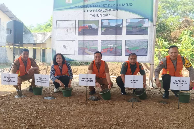 GROUNDBREAKING : Proses groundbreaking Tempat Pengolahan Sampah Terpadu (TPST) di Jalan Raya Simbang Wetan (belakang Bank Sampah Induk Brayan Urip), Kelurahan Kuripan Kertoharjo, Kecamatan Pekalongan Selatan. (KONTENJATENG.COM/Arif Prayoga)
