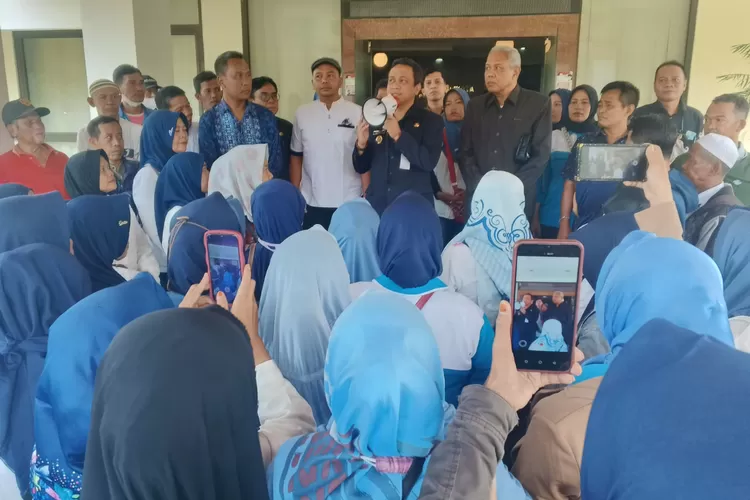 AUDIENSI : Wali Kota Pekalongan, Achmad Afzan Arslan Djunaid saat menyampaikan hasil audiensi dengan perwakilan buruh dan SPN di Balai Kota Pekalongan. (KONTENJATENG.COM/Arif Prayoga)