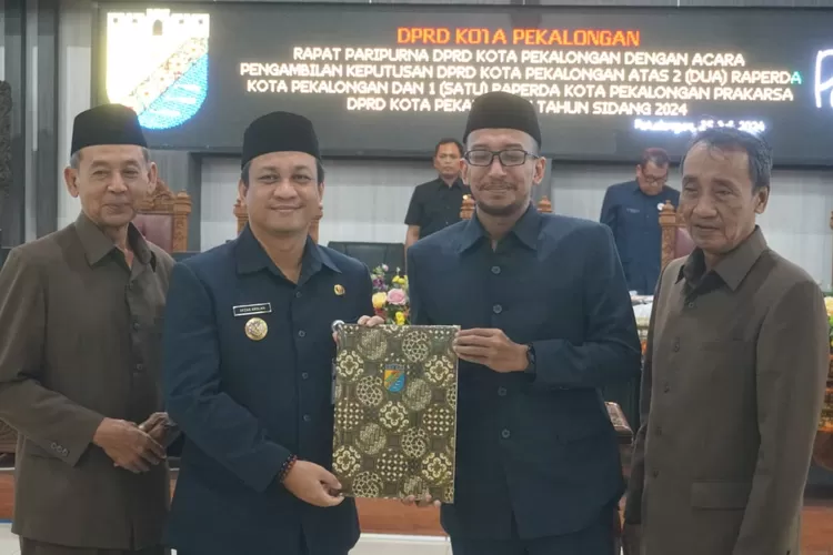 PARIPURNA : Wali Kota Pekalongan, HA Afzan Arslan Djunaid bersama Ketua DPRD Kota Pekalongan, M Azmi Basyir usai Rapat Paripurna membahas 3 Raperda Kota Pekalongan Masa Sidang Tahun 2024.