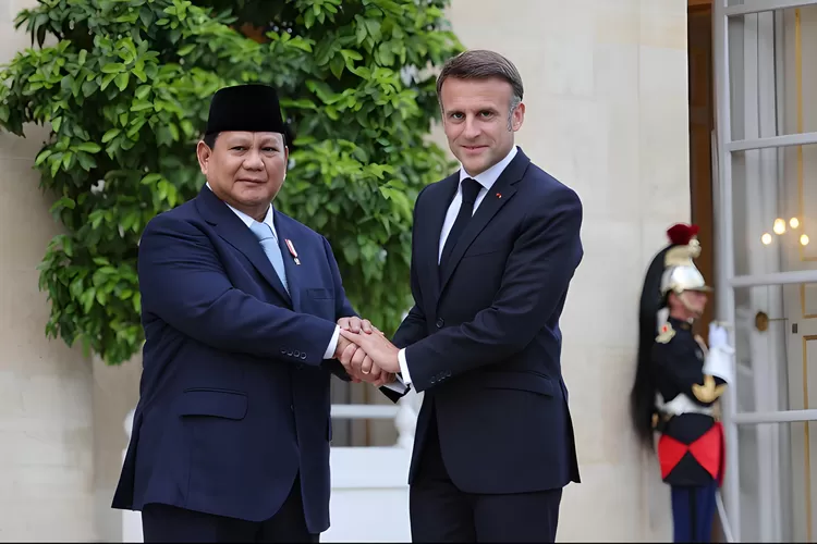 Prabowo Disambut Macron di Istana Elysee Prancis dengan Jajar Kehormatan