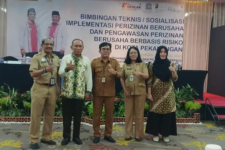 BIMTEK : DPMPTSP Kota Pekalongan menggelar kegiatan Bimtek atau sosialisasi implementasi perizinan berusaha dan pengawasan perizinan berusaha berbasis resiko  di Hotel Khas Pekalongan. (KONTENJATENG.COM/Arif Prayoga)