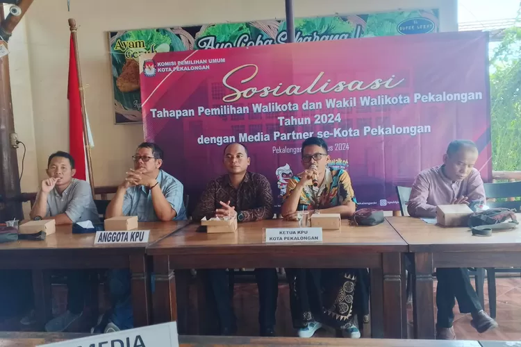 SOSIALISASI : KPU Kota Pekalongan gelar sosialisasi tahapan pemilihan Wali Kota Pekalongan dan Wakil Wali Kota Pekalongan Tahun 2024 dengan media partner se-Kota Pekalongan,  (KONTENJATENG.COM/Arif Prayoga)