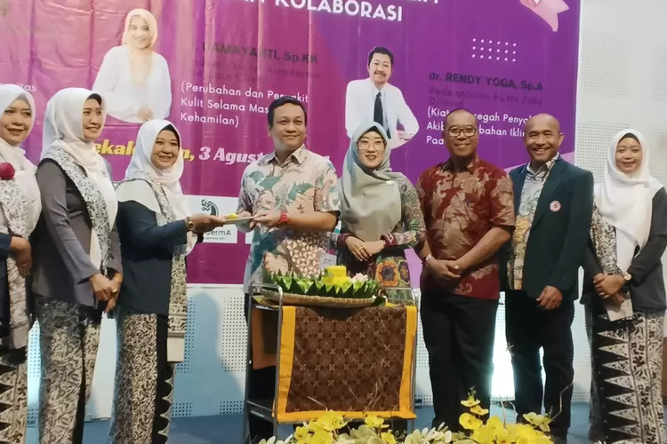 TUMPENG : Wali Kota Pekalongan, HA Afzan Arslan Djunaid saat menyerahkan tumpeng pertama pada Seminar Kesehatan yang diselenggarakan Ikatan Bidan Indonesia (IBI). (KONTENJATENG.COM/Arif Prayoga)