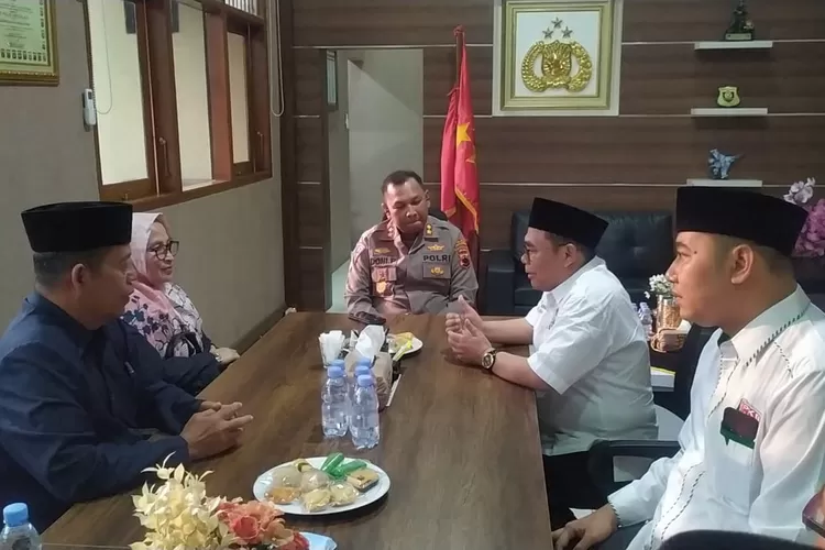 LAPORAN : Pengurus DPC PKB beserta Fraksi PKB DPRD Kabupaten Pekalongan melaporkan mantan Sekjen DPP PKB Muhammad Lukman Edy ke Mapolres Pekalongan.