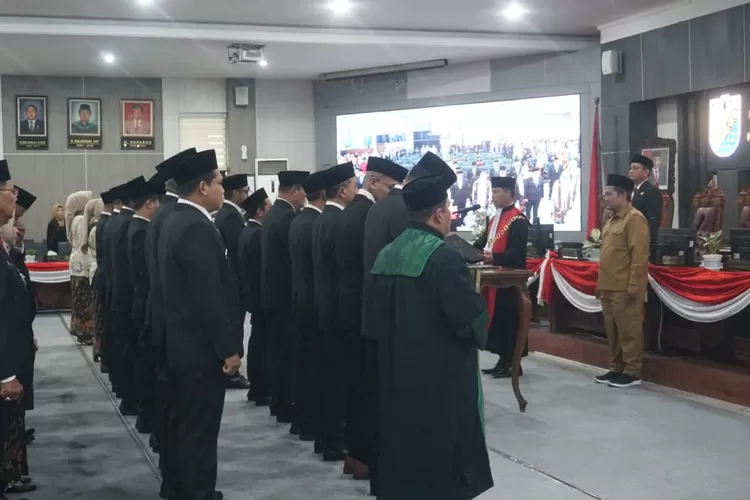 DISUMPAH : Para anggota DPRD Kota Pekalongan terpilih untuk masa periode 2024-2029, saat diambil sumpah dan dilantik, di Ruang Rapat Paripurna.