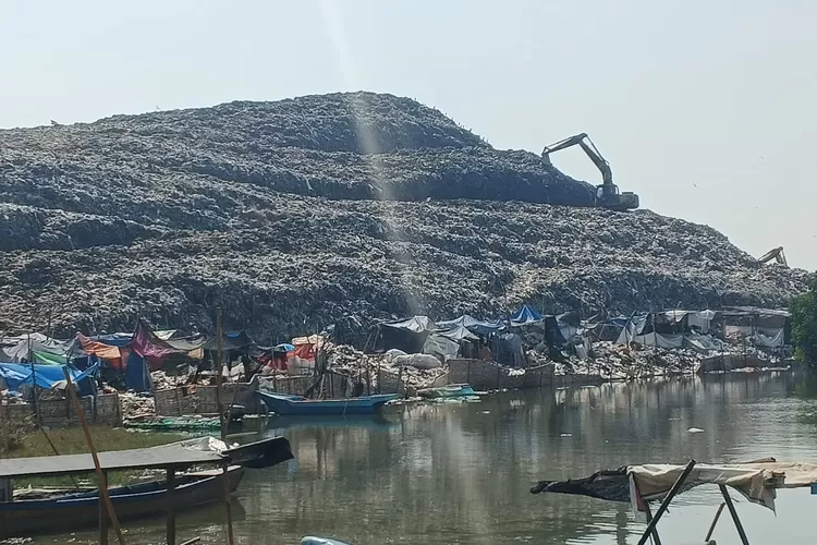 OVERLOAD : Kondisi terbaru yang ada di TPA Degayu Kota Pekalongan yang telah mengalami overload. (KONTENJATENG.COM/Arif Prayoga)