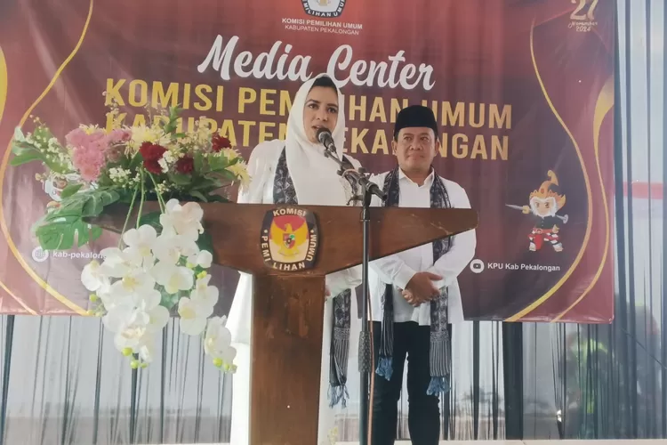 DAFTAR : Bakal Pasangan Calon Bupati dan Wakil Bupati Pekalongan, Fadia Arafiq dan Sukirman mendaftar ke KPU di hari terakhir, untuk maju dalam Pilkada 2024. (KONTENJATENG.COM/Arif Prayoga)