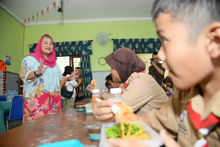 Dukung Program Makan Siang Bergizi, Mbak Ita Masak Menu Kekinian untuk Siswa SD Negeri Sumurboto
