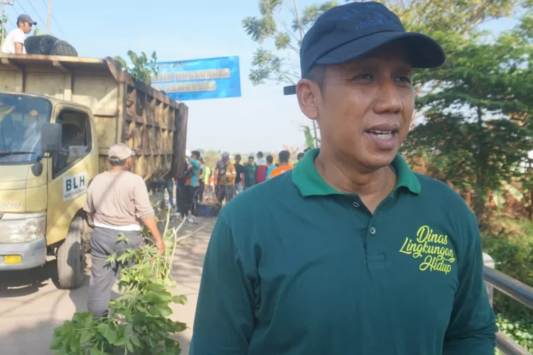 BERSIH-BERSIH : Kepala Dinas Lingkungan Hidup (DLH) Kota Pekalongan, Sri Budi Santoso bersama sejumlah komunitas dan stakeholder terkait saat Aksi Bersih Lingkungan Lintas Komunitas.
