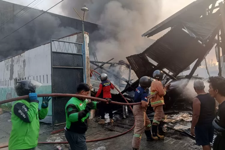 PEMADAMAN : Kebakaran hebat melanda sebuah pabrik bahan kimia (pembuatan gondo) di Jalan Budi Bakti No.2, Noyontaansari, Pekalongan Timur. (KONTENJATENG.COM/Arif Prayoga)