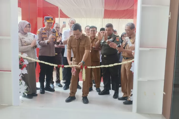 LAUNCHING : Wali Kota Pekalongan H Achmad Afzan Arslan Djunaid didampingi Forkopimda dan pejabat terkait saat melakukan soft launching Mal Pelayanan Publik (MPP) Kota Pekalongan. (KONTENJATENG.COM/Arif Prayoga)