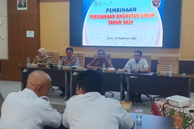 PEMBINAAN : Dinhub Kota Pekalongan mengelar pembinaan perusahaan angkutan umum bagi puluhan pelaku usaha dan Organisasi Angkutan Darat (Organda). (KONTENJATENG.COM/Arif Prayoga)