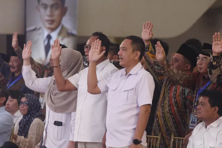 Yoyok Sukawi dan Joko Santoso saat menghadiri Deklarasi Pemenangan Ahmad Luthfi-Taj Yasin pada Pilkada Jateng 2024, yang dihadiri pimpinan partai dan sejumlah tokoh di Kota Semarang, Sabtu (7/9/2024).