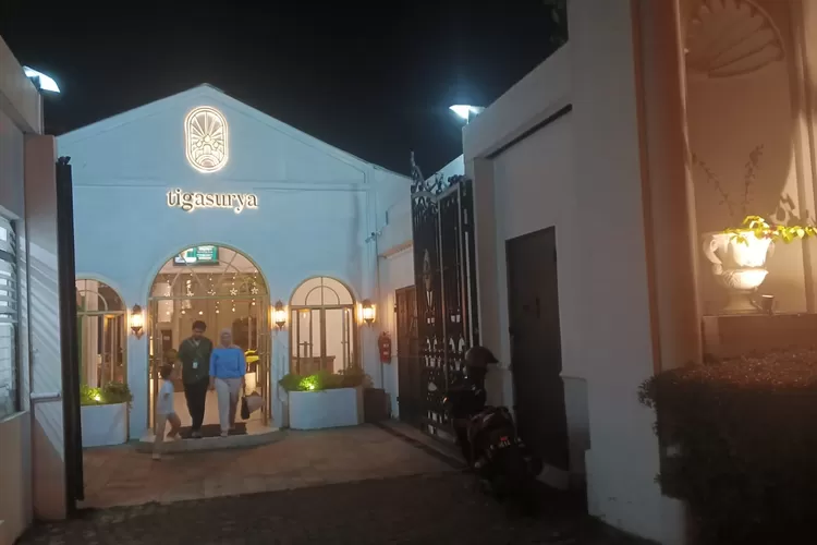 NONGKRONG : Tigasurya Cafe and Eatery tempat nongkrong dengan pemandangan dari atas Kota Semarang yang saat malam hari dapat memandangi gemerlap cahaya lampu kota (city light) yang semarak. (KONTENJATENG.COM/Arif Prayoga)