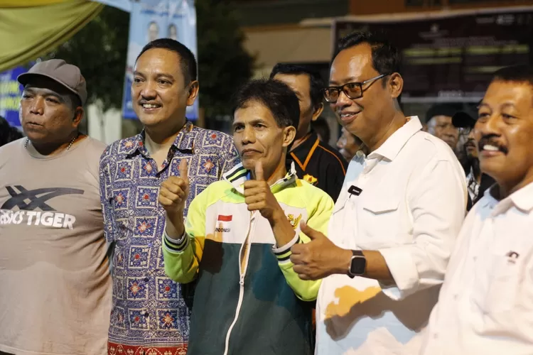 Bakal pasangan calon wali kota dan wakil wali kota Semarang, Yoyok Sukawi-Joko Santoso saat menghadiri deklarasi relawan pemenangan Yoyok-Joss di di Kelurahan Bandarharjo, Kecamatan Semarang Utara, Sabtu malam (7/9/2024).