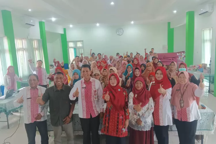 PESERTA : Para peserta kegiatan Rakor peningkatan kapasitas Bank Sampah Induk dan Bank Sampah Unit, saat berfoto bersama. (KONTENJATENG.COM/Arif Prayoga)