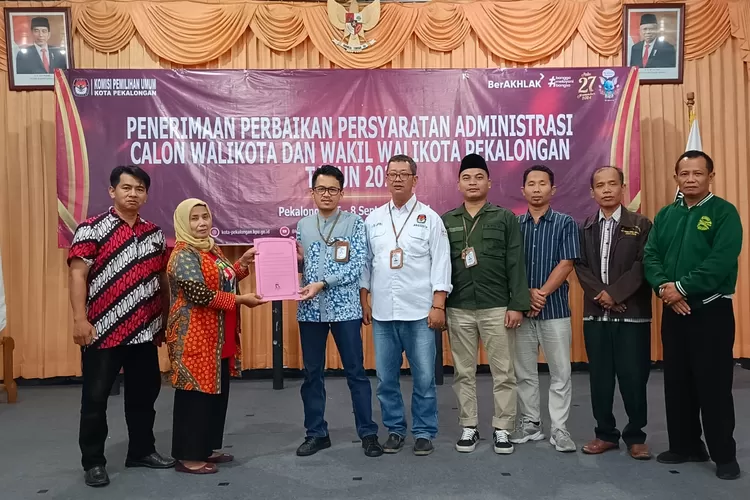PERBAIKAN : Liaison Officer (LO) dari tim sukses Pasangan Calon Aaf-Balgis Diab (Adjib), usai melengkapi berkas administrasi di KPU Kota Pekalongan.