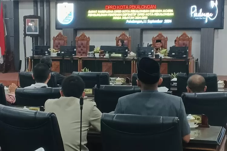 RAPAT : Pimpinan sementara DPRD Kota Pekalongan,&nbsp;Balgis Diab saat memimpin&nbsp;rapat paripurna dengan agenda pengumuman dan penetapan pimpinan definitif DPRD Kota Pekalongan. (KONTENJATENG.COM/Arif Prayoga)