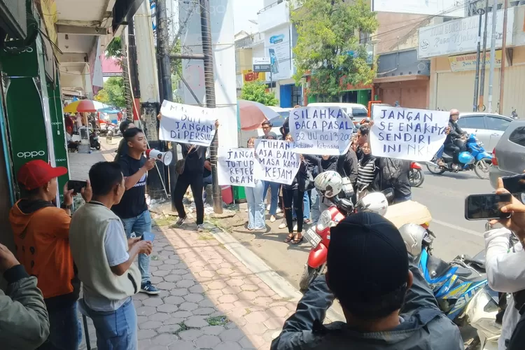 DEMO : Sejumlah eks karyawan Toko Elshinta Elektronik berdemo karena diduga mendapat perlakuan tidak enak dari mantan bosnya tersebut, saat telah bekerja di toko lain. (KONTENJATENG.COM/Arif Prayoga)