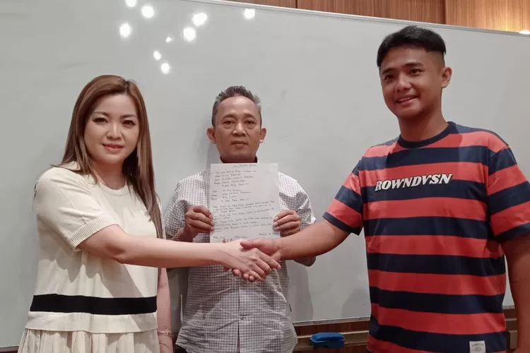 MEDIASI :&nbsp;Pemilik Konter Elshinta Pekalongan, Elycia didampingi kuasa hukumnya Imam Maliki, dan koordiantor eks karyawan Konter Elshinta M Arik Kurniawan, sepakat berdamai usai proses mediasi.