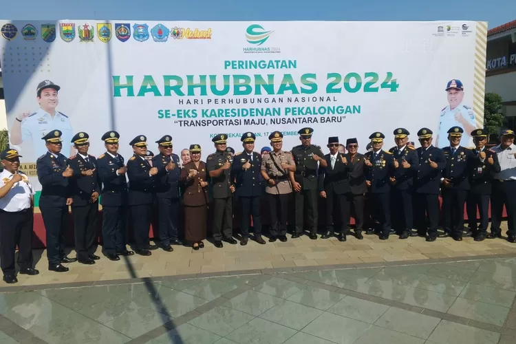 UPACARA : Wali Kota Pekalongan, HA Afzan Arslan Djunaid bersama Forkopimda dan insan perhubungan se-eks Karesidenan Pekalongan, usai Upacara Peringatan Hari Perhubungan Nasional (Harhubnas) ke-53 Tahun 2024. (KONTENJATENG.COM/Arif Prayoga)