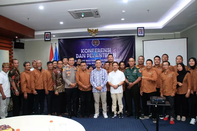 PELANTIKAN : Wali Kota Pekalongan, Achmad Afzan Arslan Djunaid bersama dengan PWI Jawa Tengah, dan Forkopimda, saat hadir di acara pelantikan pengurus PWI Kota Pekalongan Periode 2024-2027.