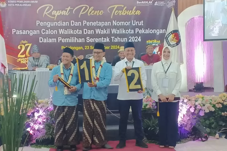 NOMOR : Pasangan Calon (Paslon) Muhtarom-Makmur Sofyan Mustofa (Utama) memperoleh nomor urut 1, dan Pasangan Calon (Paslon) Achmad Afzan Arslan Djunaid (Aaf)-Balgis Diab (Adjib) mendapatkan nomor urut 2. (KONTENJATENG.COM/Arif Prayoga)