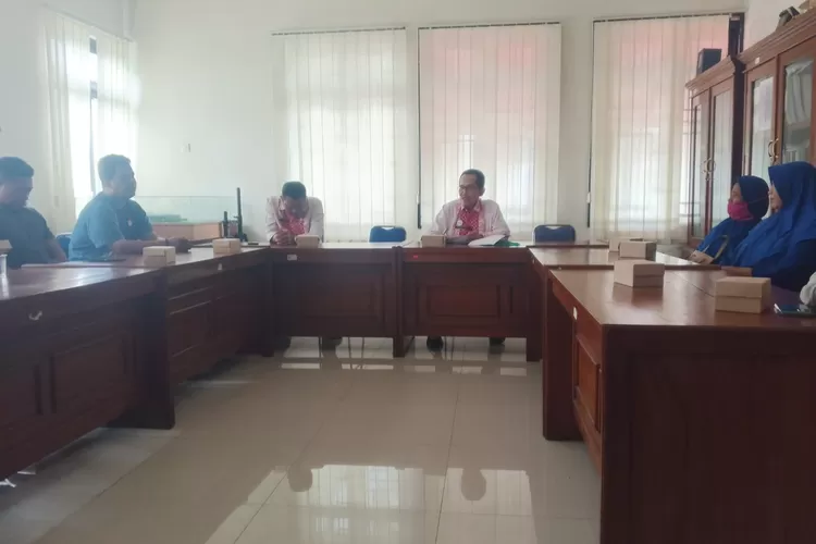 AUDIENSI : Sebanyak enam anggota koperasi syariah BMT An-Naba kembali mendatangi Kantor Dinas Perdagangan Koperasi dan UKM beraudiensi untuk meminta solusi terkait simpanan yang tidak bisa dicarikan selama 4 tahun. (KONTENJATENG.COM/Arif Prayoga)