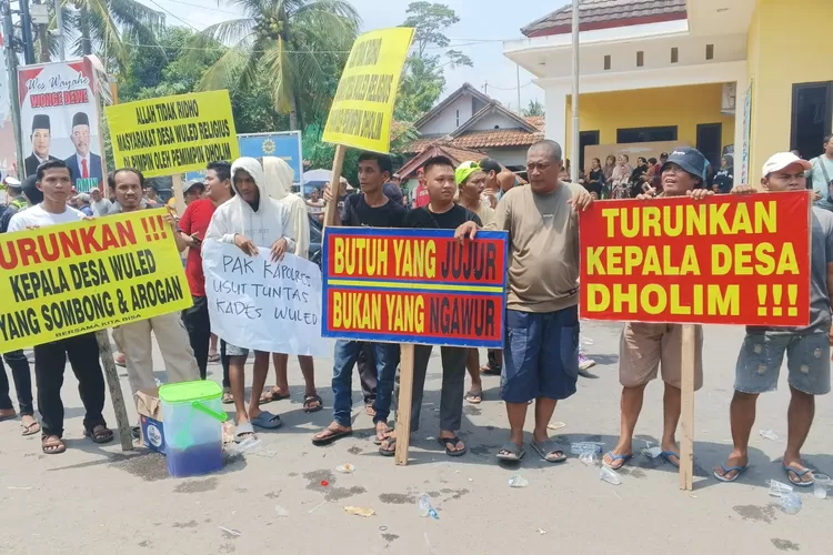 DEMO : Tuntutan warga Desa Wuled saat aksi demo, meminta agar Kades Wuled, Wasduki Djazuli mundur dari jabatannya karena diduga telah menyalahgunakan wewenang dan jabatannya. (KONTENJATENG.COM/Arif Prayoga)