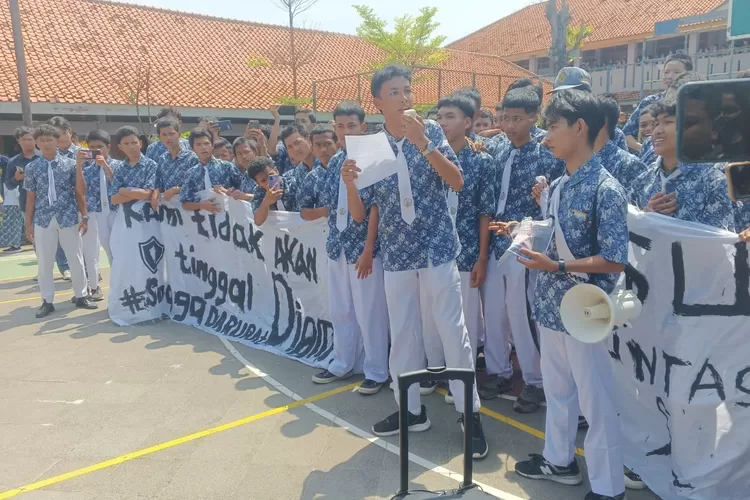 DEMO : Para siswa di SMAN 3 Pekalongan menggelar aksi demo di halaman sekolahnya, usai adanya laporan puluhan siswi di sekolah tersebut diduga mendapat pelecehan seksual oleh seorang guru. (KONTENJATENG.COM/Arif Prayoga)