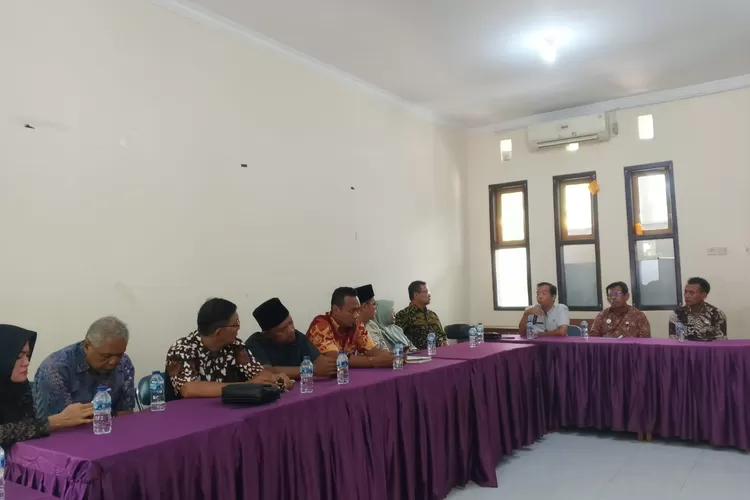 SIDAK : Komisi C DPRD Kota Pekalongan sidak dan audiensi di SMAN 3 Pekalongan, berkaitan dengan berita viral mengenai dugaan adanya kekerasan seksual verbal oleh guru kepada para siswinya. (KONTENJATENG.COM/Arif Prayoga)