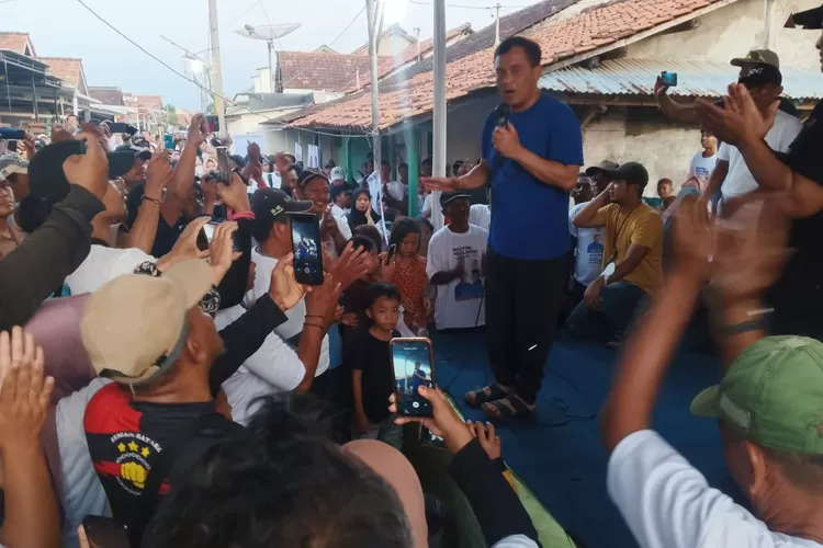 KAMPANYE : Calon Gubernur Jawa Tengah, Ahmad Luthfi saat berkampanye dengan menemui nelayan di Kampung Nelayan Pasirsari, Kabupaten Batang, Jawa Tengah. (KONTENJATENG.COM/Arif Prayoga)