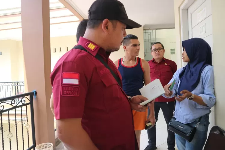 DEPORTASI : Seorang warga negara Mesir dideportasi Kantor Imigrasi Kelas 1 Non TPI Pemalang karena telah melanggar peraturan keimigrasian, yakni melanggar peraturan izin tinggal di Indonesia (overstay). (KONTENJATENG.COM/Arif Prayoga)