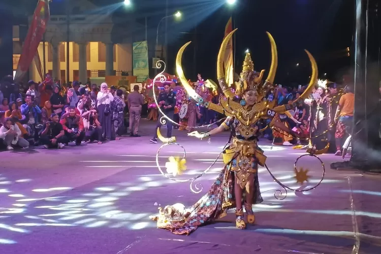 CARNIVAL : Salah satu peserta Pekalongan Batik Night Carnival Tahun 2024 saat maju tampil. (KONTENJATENG.COM/Arif Prayoga)