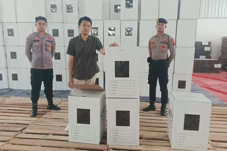 RUSAK : Ketua KPU Kota Pekalongan, Fajar Randi Yogananda saat menunjukkan empat buah kotak suara yang berkondisi rusak usai perakitan dan penyortiran. (KONTENJATENG.COM/Arif Prayoga)