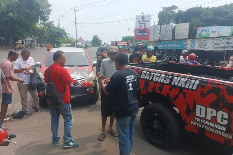 BAGI : Tim pemenangan Pasangan Calon (Paslon) Gubernur dan Wakil Gubernur Jawa Tengah, Andika Perkasa - Hendrar Prihadi (Andika - Hendi) bagi bungkusan sarapan dan kaos di Kota Pekalongan. (KONTENJATENG.COM/Arif Prayoga)