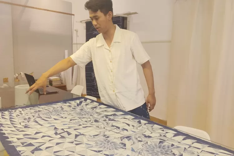 MOTIF : Pengembang usaha batik di Kota Pekalongan, Falahy Mohamad, saat menunjukkan salah satu motif hasil produk batik AI miliknya. (KONTENJATENG.COM/Arif Prayoga)