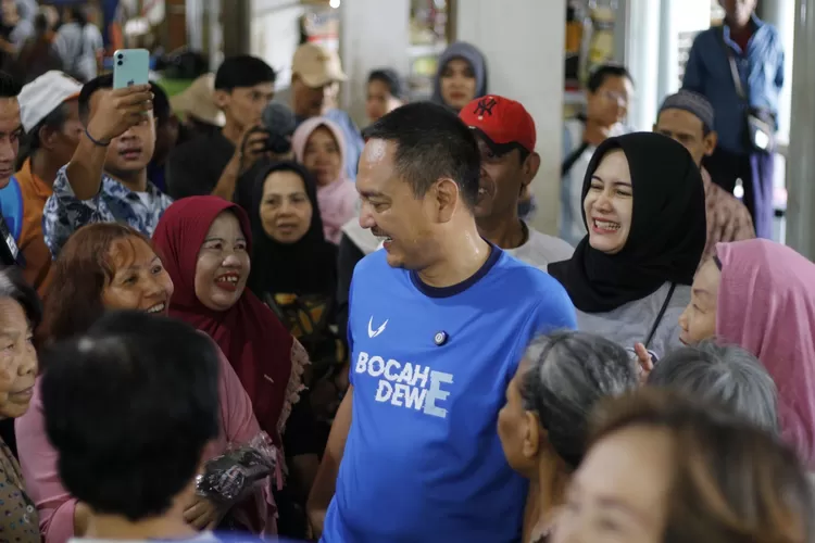 Temani Istri Belanja di Pasar Peterongan, Yoyok Sukawi Malah Jadi Rebutan Foto Ibu-ibu