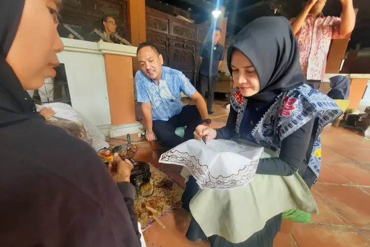 Calon Wali Kota Semarang, Yoyok Sukawi, bersama istrinya, Swasti Aswagati melakukan kunjungan ke Sanggar Batik Semarang 16