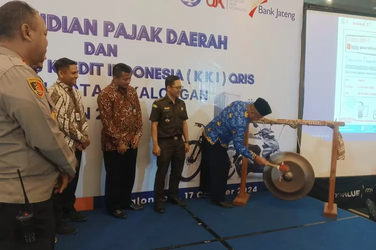 BUKA ACARA : Plt Wali Kota Pekalongan, H Salahudin memukul gong tanda dimulainya acara&nbsp;gebyar pajak daerah 2024. (KONTENJATENG.COM/Arif Prayoga)