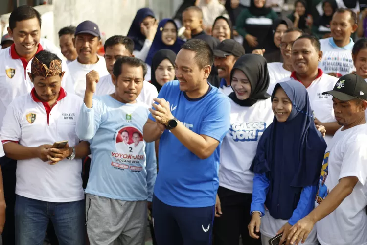 Calon Wali Kota Semarang dengan Nomor Urut 2, Yoyok Sukawi, bersama istrinya Swasti Aswagati, hadir dalam kegiatan senam di Kecamatan Genuk