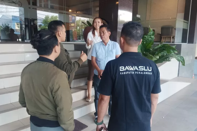TEMUI : Ketua Bawaslu Kabupaten Pekalongan, M Thohir ditemui manajemen Hotel Grand Dian, setelah mendapati acara 'Silaturahmi dan Konsolidasi Paguyuban Kepala Desa (PKD) se-Kabupaten Pemalang' yang terindikasi ada pelanggaran telah bubar. (KONTENJATENG.COM/Arif Prayoga)