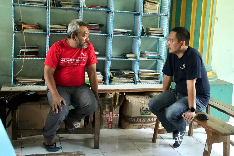 Calon Wali Kota Semarang, Yoyok Sukawi saat berdialog dengan Ketua Dewan Kesenian Semarang (Dekase), Adhitia Armitrianto di kompleks TBRS Jalan Sriwijaya Kecamatan Candisari, Senin (21/10/2024).