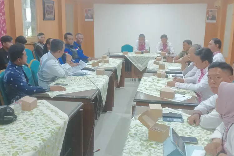 AUDIENSI - Ormas Bintang Adhyaksa dengan jajaran pimpinan Perumda Tirtayasa Kota Pekalongan, beserta Asisten Perekonomian dan Pembangunan Kota Pekalongan, Joko Purnomo saat beraudiensi terkait adanya indikasi kasus KKN. (KONTENJATENG.COM/Arif Prayoga)